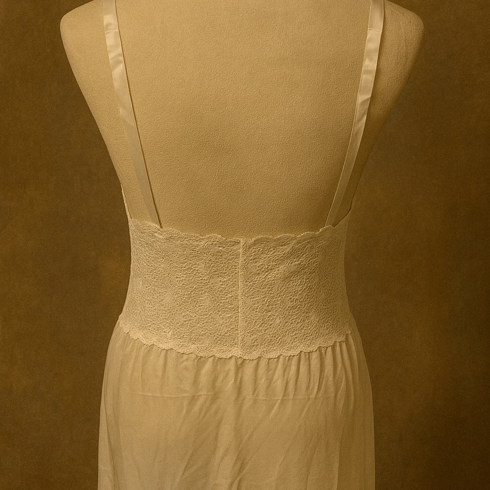 Vintage 1980s Ivory Nylon Lace Full Slip Nightgown Style 1X USA Made - Picture 5 of 6